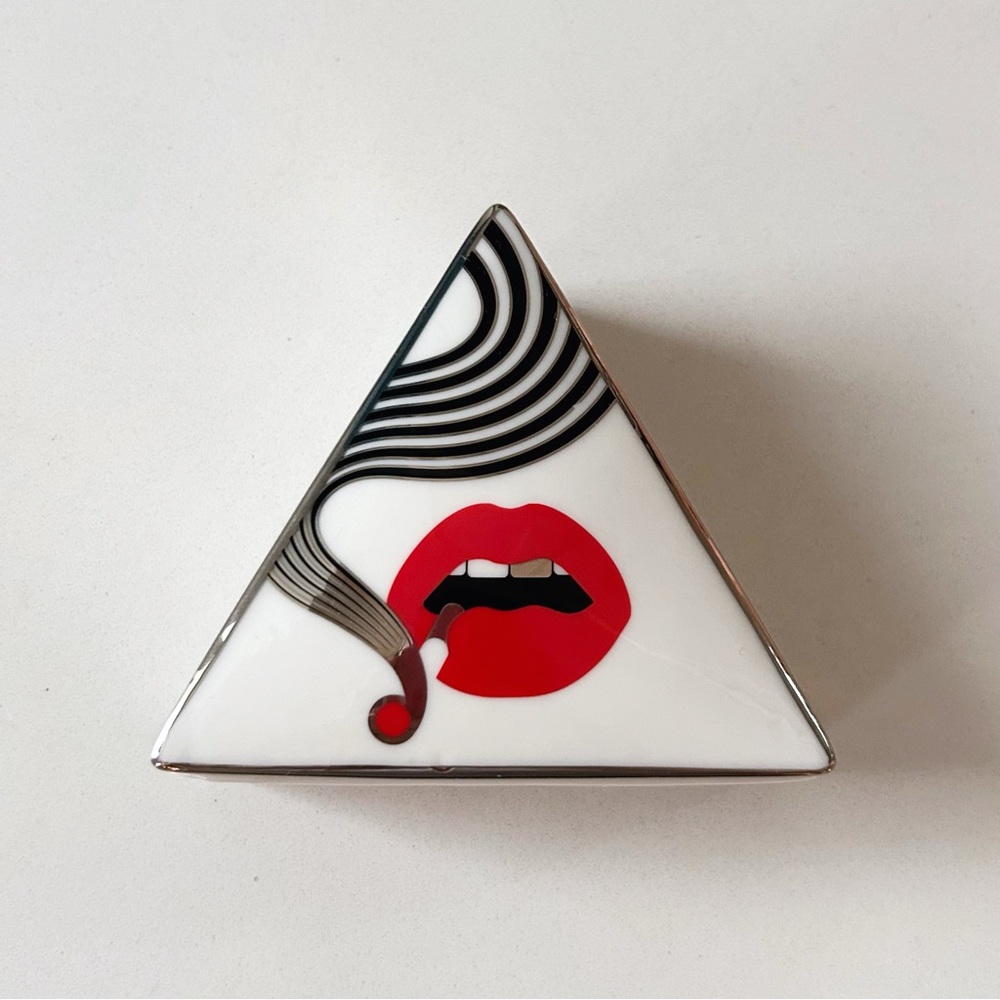 JONATHAN ADLER Rare Discontinued Smoking Lips Triangular Trinket Box